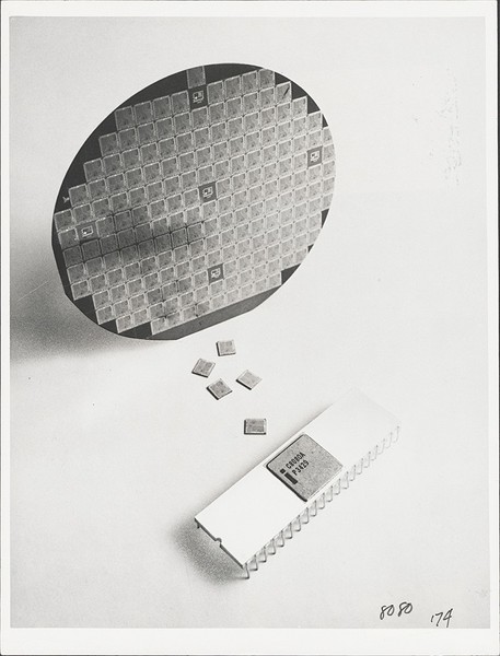 图1 : 英特尔8080处理晶片被称为二十一世纪最重要的产品，它实现了个人电脑市场。（source:英特尔）