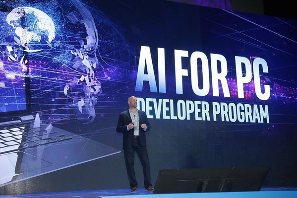 图3 : 英特尔资深??总裁Gregory Bryant宣布透过提供开发者社群各种工具与资源，将AI注入个人电脑。