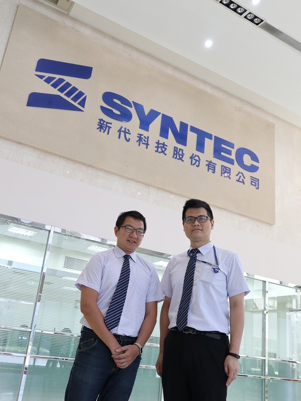 图4 : 新代科技数位平台产品经理谢镇阳(左)与总经理特助陈弘真(右)皆