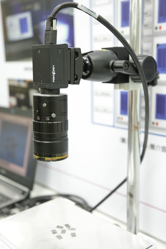 創新「生物晶片影像辨識」技術整合軟硬體，採用自動化辨識系統搭配CCD影像擷取平台擷取目標物件。 (source:國立高雄科技大學電子工程系/南臺灣國際產學聯盟;2018/06)