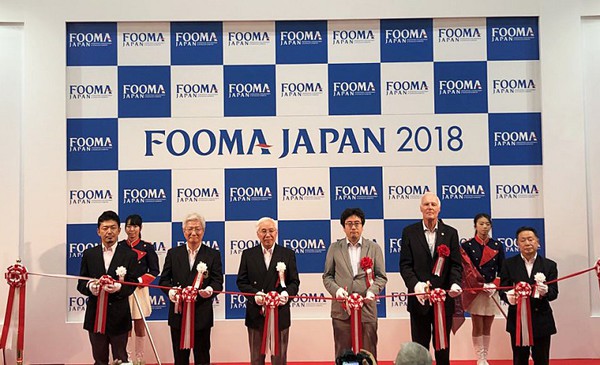 图1 : FOOMA JAPAN 2018 国际食品工业展上，就可以发现已经有相当多的大型食品包装设备业者，已经开始将IoT与机器人导入新一代的包装设备之中。（source：foomajapan）