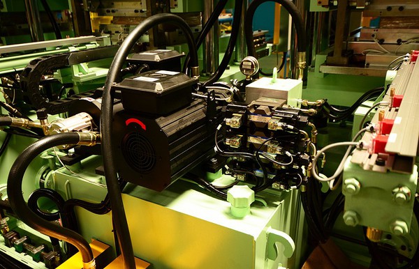 图4 : 东毓开发出橡胶业界首创的全电式的橡胶成型机，不使用油压系统，在电耗上十分具有优势。