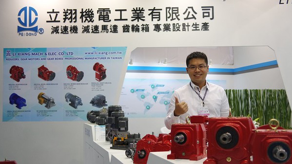 图10 : 刘景华介绍，展览中推出的欧规齿轮传动减速机具有R、K、F、S四种系列。 （摄影／王景新）