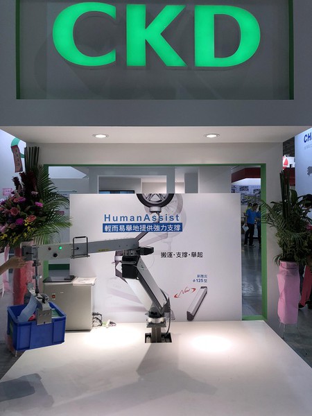 圖3 : CKD的PFB2系列強力機械手臂堪稱是本次Auto Taiwan一大亮點。（攝影／王景新）