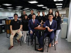 圖一 : 偲倢科技總經理陳青煒(前排右1)與先進技術經理廖伯霖(前排右2)均表示，AI已成為產線檢測的重要趨勢。(攝影／王明德)