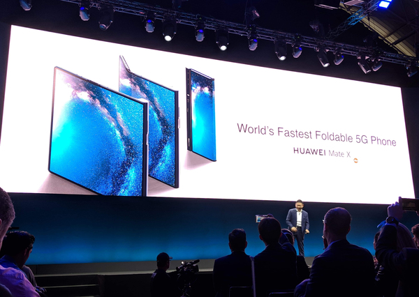 图三 : 华为在MWC 2019发表了全球第一支可摺叠萤幕的5G手机。