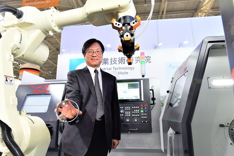 工研院也在今年TIMTOS 2019期間，共發表22項軟硬體整合的智慧機械技術，圖為工研院智慧機械科技中心主任陳來勝展示車削智動化加工控制技術。（source:工研院）