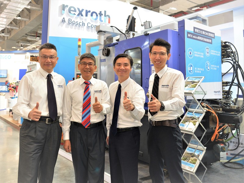 博世力士樂在今年TIMTOS搭配現場滾齒機展示的全能型MTX micro CNC控制器，具備多軸雙通道控制功能，適用於中小型工具機的解決方案。（攝影／陳念舜）
