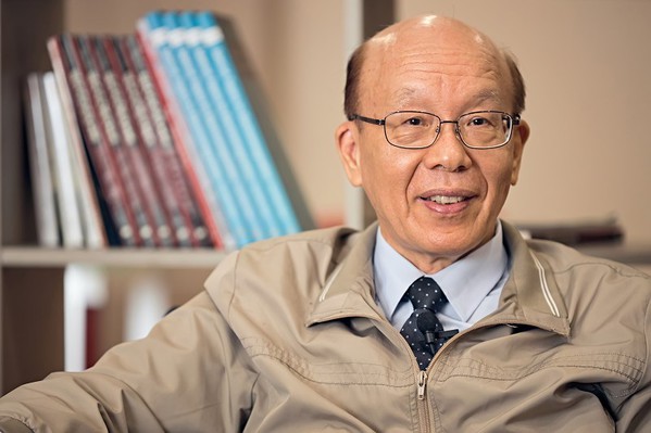圖一 : 李嗣涔博士從台大校長、專精半導體的電機系教授，搖身一變，成為台灣最具權威的氣功與靈界科學的研究者。