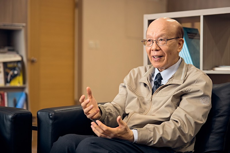 李嗣涔說，台灣在2～30年前是靠PC的資通訊產業起家，但現在則是要進入保健的時代，也就是「Personal Care」個人保健的時代。