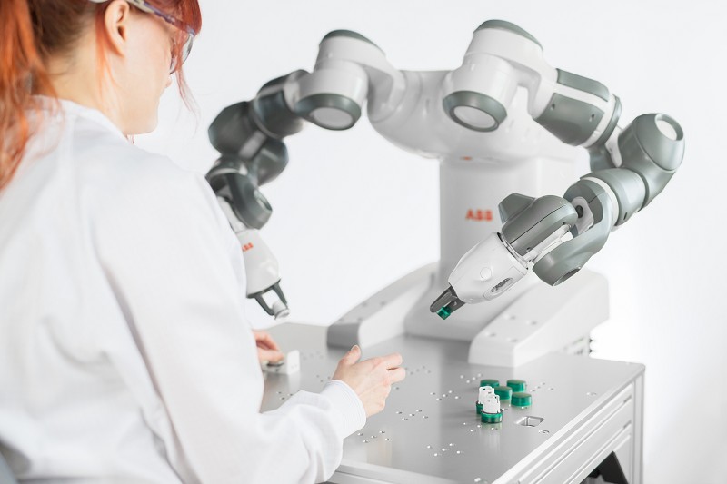 除了產線外，協作機器人也開始出現在多種工作場合上，如醫檢。（source: ABB）