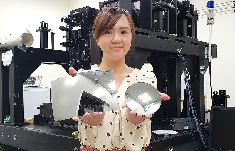 工研院運用超快雷射搭載自主的「景深可調光刀模組」，已有台灣玻璃鏡片大廠藉此技術建置雷射生產曲面後視鏡產線，搶進高端車鏡市場。（source：工研院）