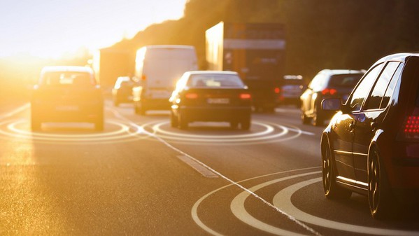 图一 :  C-V2X技术能够使所有道路使用方（从行人到机动车）透过交通基础设施共用有关车辆和高速公路状况的资讯。