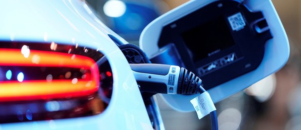 图一 : 电动汽车在未来将成为主流，但动力系统仍然是一个主要的汽车技术挑战方向。