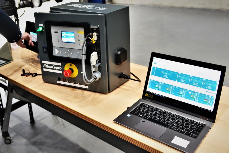 透過Atlas Copco智聯星監控程序SMARTLINK呈現於行動裝置，可隨時檢視抽氣效率是否衰退，或維持設定真空壓力，從而得知轉子效能。（攝影／陳念舜）