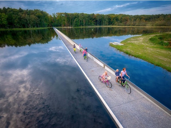 图三 : Van de Kreeke公司的其中一项工程是位於比利时波克莱克（Bokrijk）的「水中骑单车计画」（cycling through the water）。Rolling Solar计画透过这类建造公司的叁与，具备扎实实务基础的IIPV解决方案会被实现，也能被广泛应用在城市和自治城市的计划中。（source：Tourism Limburg）