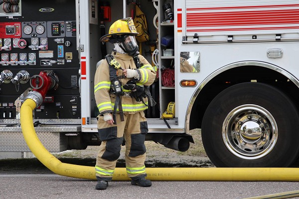 圖1 : 透過手持式設備接收訊息，消防人員可了解現場資訊，讓救災案有效率也更安全。（source：City of Seminole）