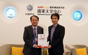 圖一 : 國研院太空中心與宜特科技結盟。圖右:林俊良主任,圖左:余維斌董事長