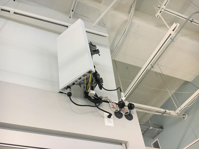 除了大型基地台，5G還需要密集的都會型基地台，並加強室內系統。