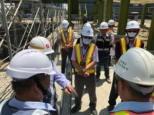 圖一 : 金屬中心林仁益董事長與公共工程專家於高雄海洋科技產業創新專區三中心工程進行視察工程進度。(source:金屬中心)