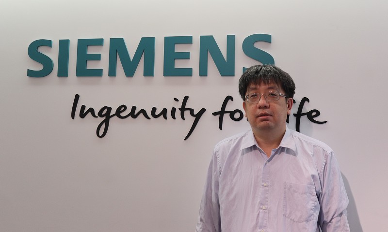 西門子智慧基礎建設資深業務經理林裕程指出，用電數據的分析才是智慧電網的實際價值所在。（攝影／王明德）