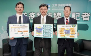 圖一 : (圖左至右)工研院生醫所所長林啟萬、工研院副院長彭裕民,以及工研院綠能所所長王人謙解析正壓式亭檢疫亭的特色。(source:ITRI)