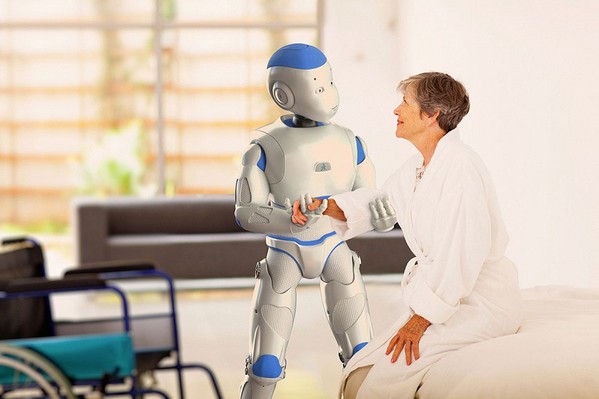 圖2 : 服務型機器人將大量被應用於長照機構中，協助照護老人與久病患者。（Source：Tincture）