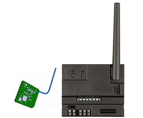 ZF Electronics 的 AFZE-5003 915 MHz 接收器模組 (右) 可接收多達 32 個能源擷取發射器的訊號，並可擴展至多達 256 個發射器。另外還提供無外罩款，如圖2所示。(source：ZF Electronics)