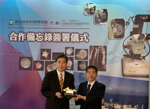 圖一 : 國研院海洋中心主任王兆璋 (右)於簽署合作備忘錄時贈送勵進研究船模型給科博館館長孫維新 (左) 。(source:國研院)