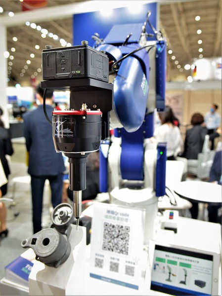 圖2 : 布斯特機械成功研發出全系列工業機器人專用浮動研磨工具模組，可完全貼近客戶不同製程的研磨拋光所需。（攝影／陳念舜）
