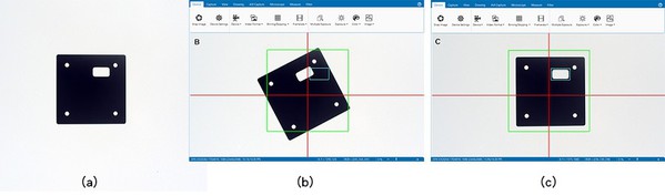 圖4 : 移印機上的定位：(a)金屬零件透過相機擷取影像、測量座標值及定位(此案測量誤差值設為+-0.05mm)；(b)移印過程中金屬零件跑位；(c)後端軟體控制機械進行金屬零件位置校正，以便進行移印。