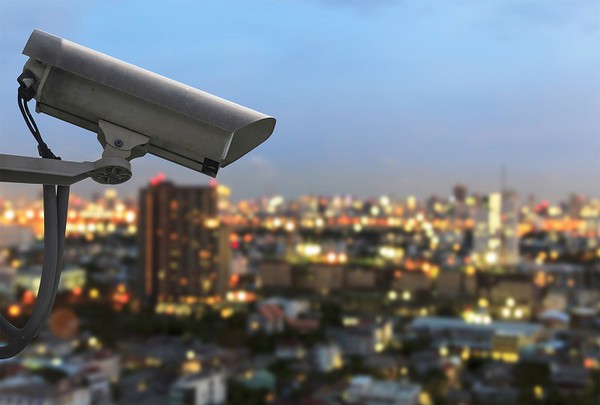 圖1 : 城市中大量設置的安全間監控攝影機，為AI運算提供了大量數據。（source：Blue Star）