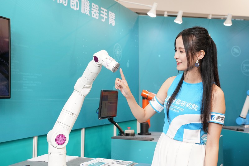 工研院近期推出新型七軸驅控整合式關節機器人，模組化關節能依照不同應用來變化軸數，執行更多工的類人化作業。（souce：工研院）