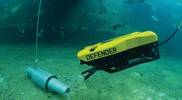 圖1 :  VideoRay Defender 是一款遠端遙控水底機器人 (ROV)，需要一個穩健的高密度供電網路 (PDN) 提供強大的推力，才能在最具挑戰性的條件下實現敏銳的機動性。
