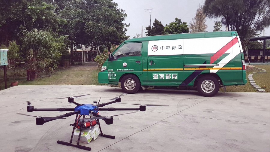 中華郵政曾在2018年成功驗證偏鄉平坦地形地無人機物流測試，載運五公斤以下內裝茶葉與咖啡的包裹。(source：交通部郵電司)