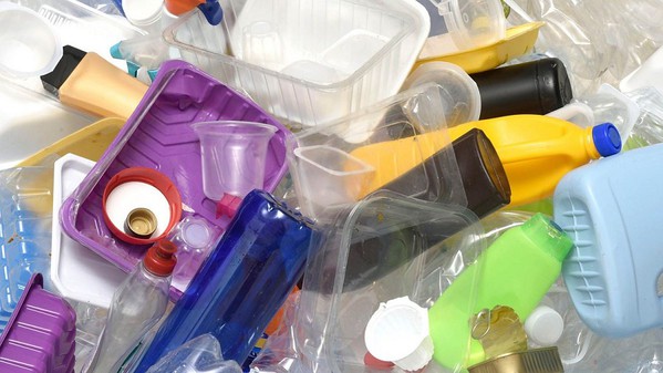 圖1 : 如何在外送餐盒、酒精噴霧瓶用量劇增之下，還能提高廢棄塑料再生率，已成為塑橡膠產業重大議題。（source：ichef.bbci.co.uk）