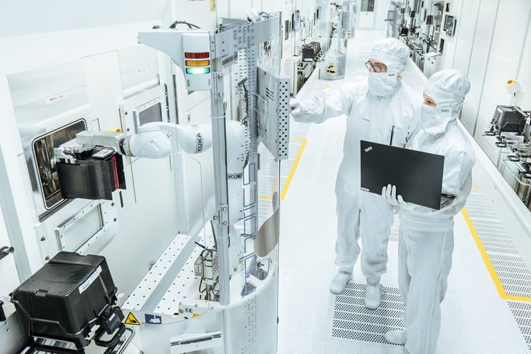 機器人供應商取得SEMI認證僅能確保機器人在場域運作的安全性，仍需依照客戶需求和場域作業進行產品功能調整。（source：KUKA AG）