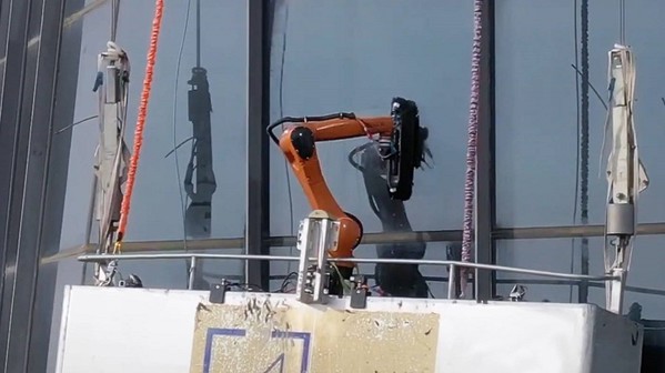 圖1 : KR AGILUS機器人的作用範圍達1.10公尺，即使要清洗複雜立面的外牆也難不倒它。