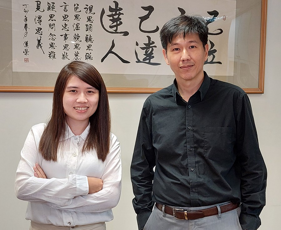 笙泉科技產品企劃行銷處長兼深圳應用工程處長廖崇榮（右）與產品企劃行銷處專案課長洪郁惠合影