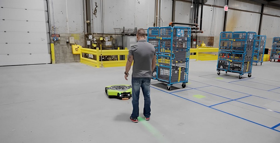 全自動移動機器人會暫停移動以避開走動中的其他員工。（source：Amazon）