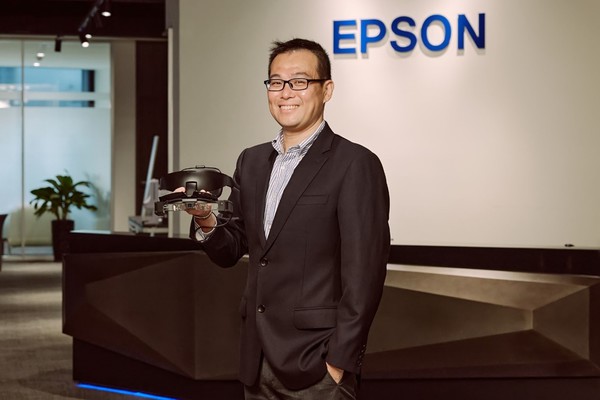 圖一 : Epson視覺科技營業部副總經理黃少白，手持最新的BT-45C系列AR智慧眼鏡。