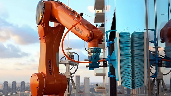 图1 : KUKA的??KR AGILUS??小型机器人执行自动化清洗外墙任务??。(Source：Skyline Robotics)