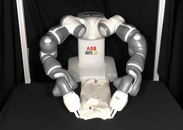 圖2 : SpeedFolding摺衣機器人利用兩隻機器手臂與紅外線掃瞄技術，90秒就能摺疊T恤。(source：Griffig)