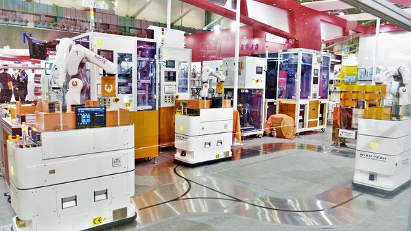 圖2 : 另有部份半導體設備或系統整合廠商,為了達到半導體客戶導入自動化需求,多在不影響進口設備的原有效能下改機,以貼近提供客製自動化技術與機器人應用。(攝影:陳念舜)