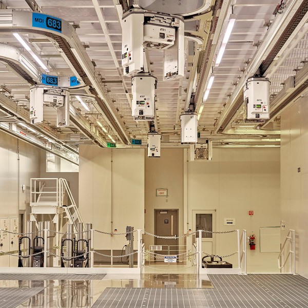 圖3 : 目前在半導體機器人市場,僅次於超潔淨環境下使用的真空機器人,便是在無塵室內的晶圓搬運設備,若搬送距離較長,半導體物料搬運系統便會利用OHT空中走行式搬運系統。(source:static01.nyt.com)