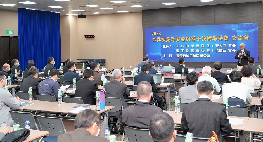 機械公會所屬工具機與電子設備專委會在TIMTOS 2023交流討論，該如何切入半導體前端設備供應鏈。（攝影：陳念舜）
