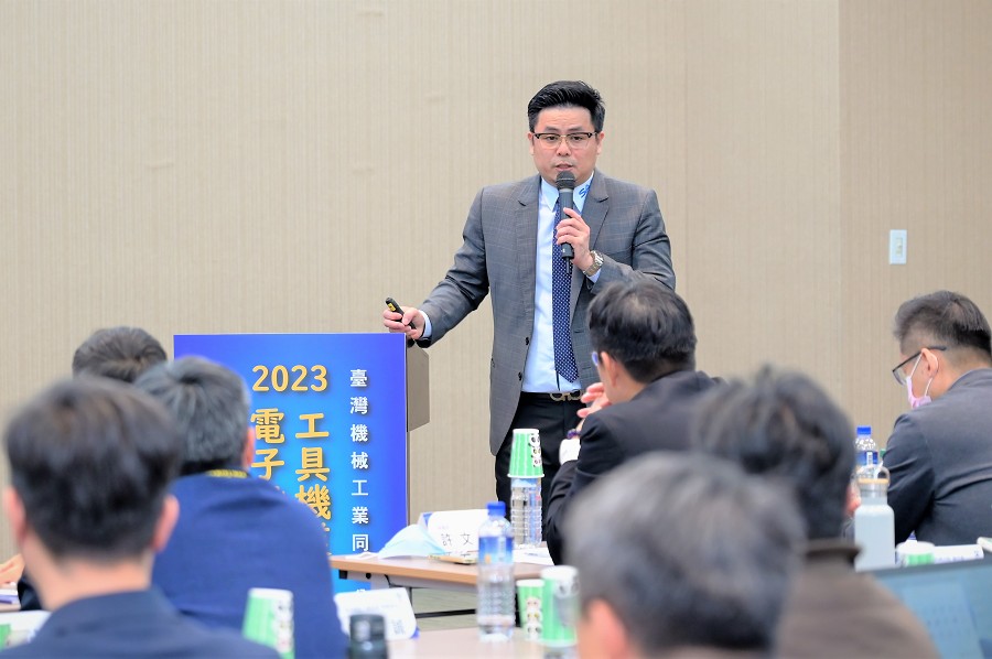 迅得機械半導體事業群總經理黃發保表示，在半導體封測產業提供關燈智慧工廠整合方案，已可滿足客戶製程內需求。接下來還會新成立AMHS新事業單位，加速開發軟體。（攝影：陳念舜）