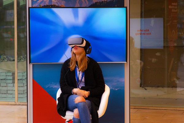 圖一 :  VR技術利用頭戴式顯示器等設備，讓使用者進入一個完全虛擬的環境，可以提供一種沉浸式的體驗。