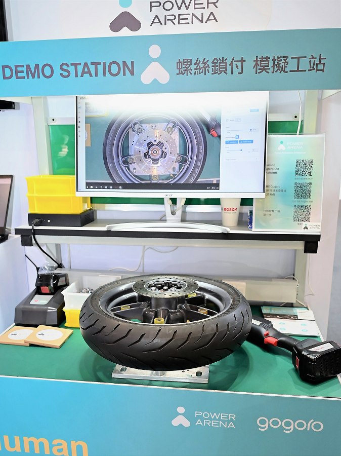 博世力士樂在台北國際自動化展期間，展示了與人工智慧（AI）夥伴廠商的平台合作，建置整合軟硬體的電動車智慧產線。（攝影：陳念舜）