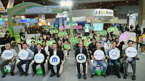 圖一 : 「2023數位科技解決方案競賽」頒獎典禮,由數位部數產署副署長林俊秀(前排右4)及資策會數轉院總監洪毓良(前排左4)與出題單位、獲獎團隊合影。